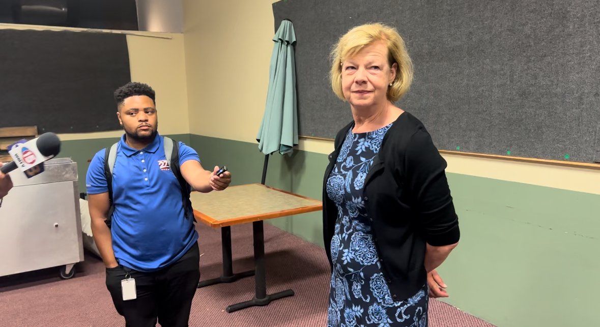 jessieopie's tweet photo. WI Sen. @tammybaldwin is campaigning in Stoughton w/ Sen. @ewarren expected to join.

She says Biden did the patriotic thing, she's heard from WI voters who are "proud of his legacy" but think it's time to step aside and had conveyed concerns to advisers as recently as yesterday. https://t.co/zKyB8WOhCv