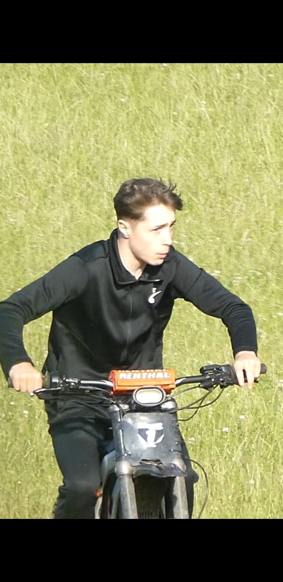 BarnfieldBikes's tweet photo. Do you recognise these two teens who have been causing a nuisance on their motorbikes on Barnfield all weekend? The male in orange rides a moped registration GK72 XNY. Report to @KentPoliceMed @MedwayCSP. #CrimeWatch #antisocial #beatteam #MedwayTaskForce #Medway #Police #ASB https://t.co/wZ7tjd7zK1
