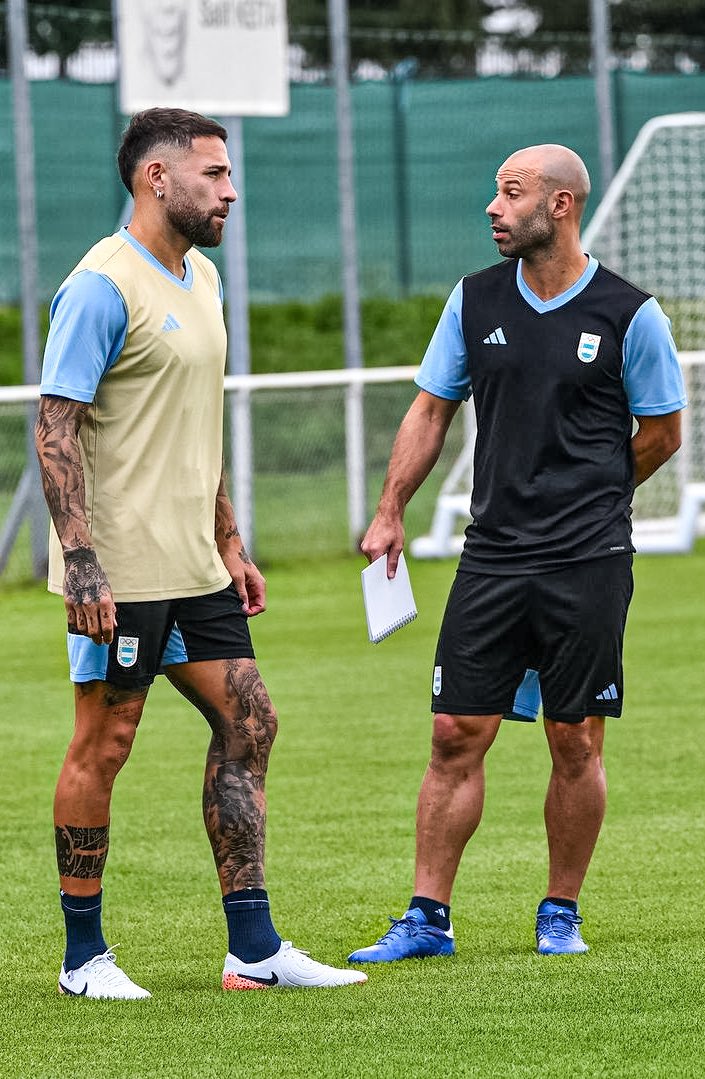 dfsport_'s tweet photo. 🇦🇷⭐️ Nicolás Otamendi y Javier Mascherano en el entrenamiento de la Selección Argentina rumbo a París 2024 https://t.co/izbWovnx9y