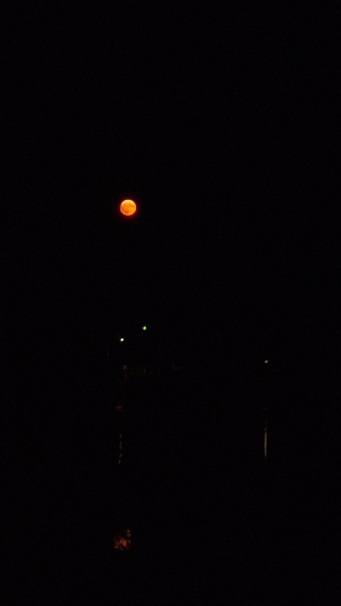 ratanprabhapuri's tweet photo. Oh, the moon 🤍 #Redmoon #fullmoon https://t.co/S0sNC3XPt5