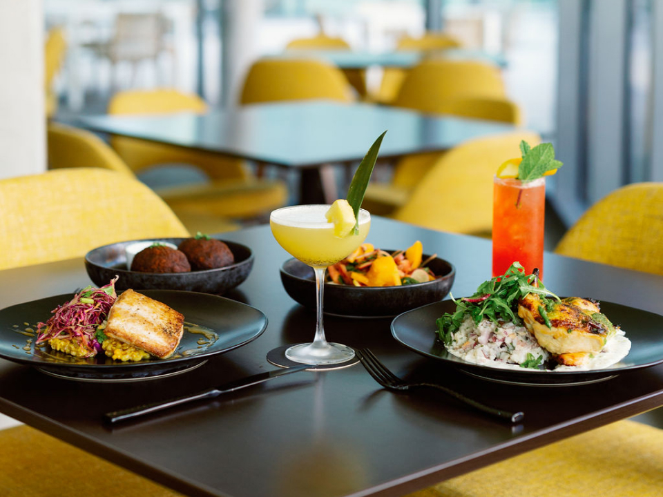 Experience memorable dining at Covey Kitchen + Cocktails in #GainesvilleFL with live jazz music every Sunday and Wednesday. Our restaurant and bar features Floridian-inspired fare, impressive wines, and award-winning local beers. #HotelELEO #Gainesville bit.ly/40jlp9C