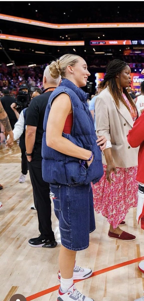 Someone said <a href="/paigebueckers1/">Paige Bueckers</a> pulled up dressed like Lil Bow Wow 😂
Yall better stop. 😂 
#paigebueckers #wnbaallstar2024 #WNBATwitter