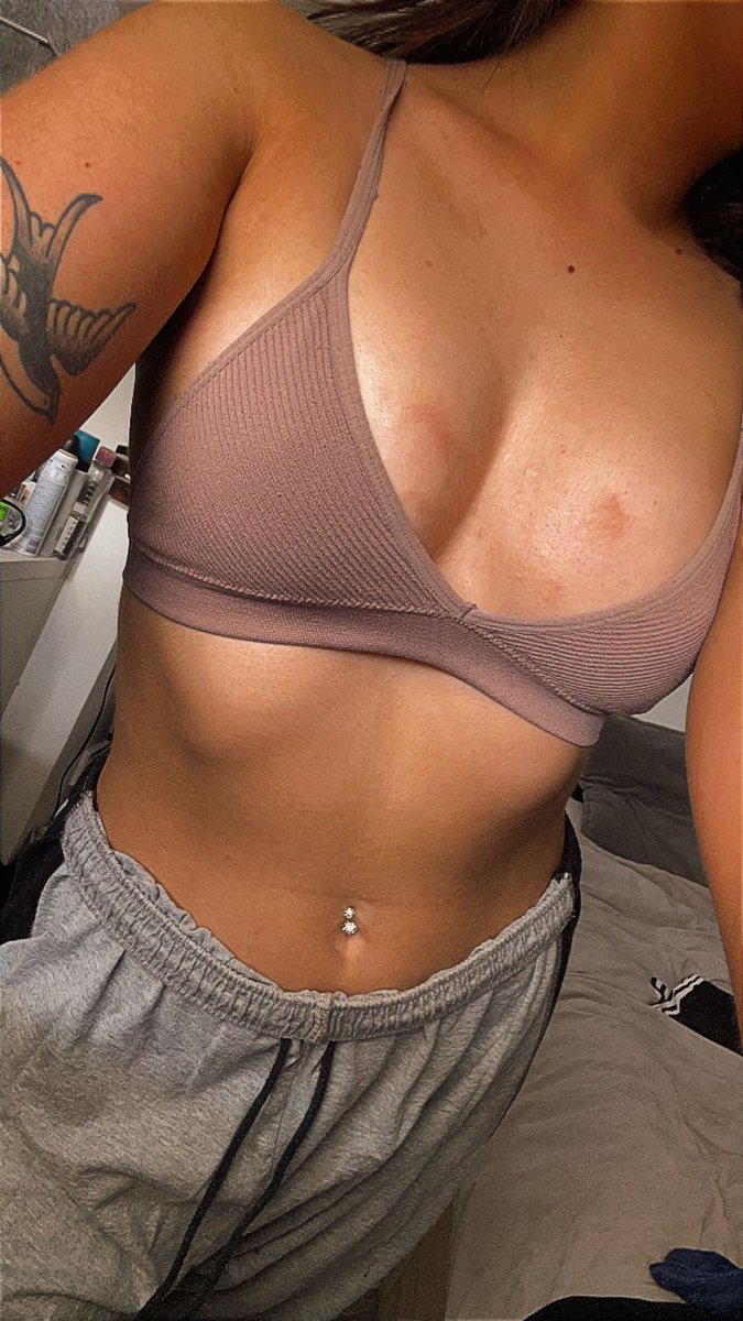 Chilling all day…. Need something to excite me🤔

#nsfwtwtًً  #nude #Onlyfan