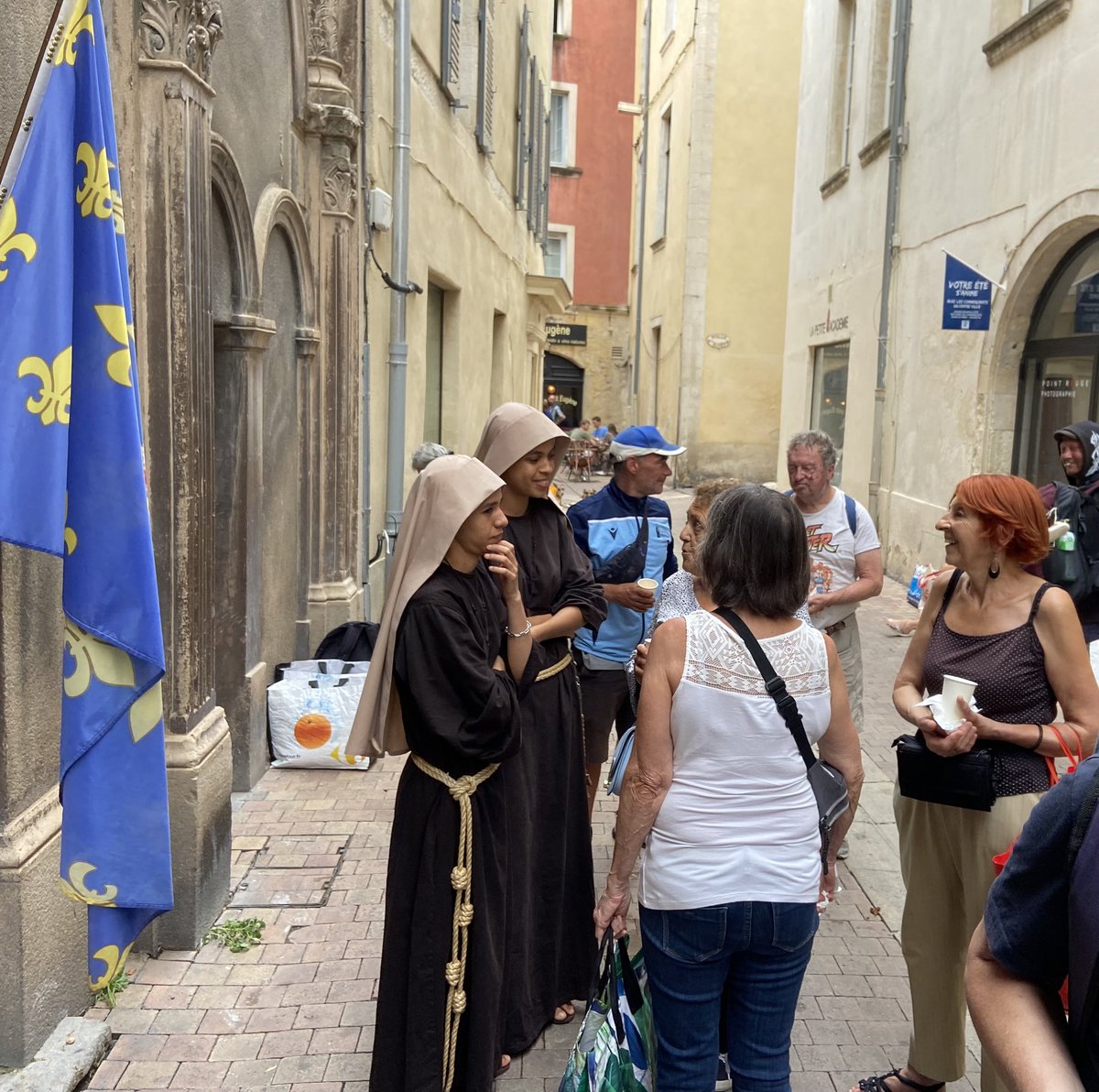 CercleRoi's tweet photo. [LA POULE AU POT D’HENRI IV]
103 repas offerts ce soir ! Avec un ciel clément pendant la distribution (la pluie est retombée à la fin du service) 🙏🏻
Et la présence des Sœurs de la Fraternité des pauvres de Jésus-Christ 🙏🏻 https://t.co/zbT84m28jV