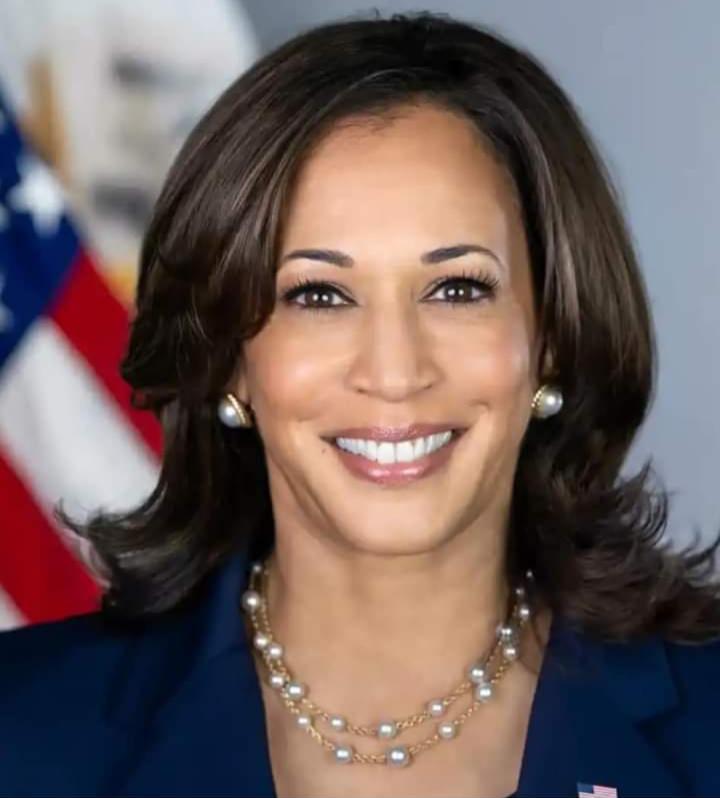 Jacqueshaitine1's tweet photo. Aprè retrè Prezidan #Joe_Biden kòm kandida pou pòs Prezidan nan eleksyon Novanm 2024 la. Aktyèl vis Prezidant Amerikèn nan, #Kamala_Harris se nouvo kandida pati demokrat ki pral anfwonte kandida pati repibliken an, #Donald_Trump nan kous elektoral pou nouvo Prezidan Etazini. #JHN https://t.co/J03cnasTVS