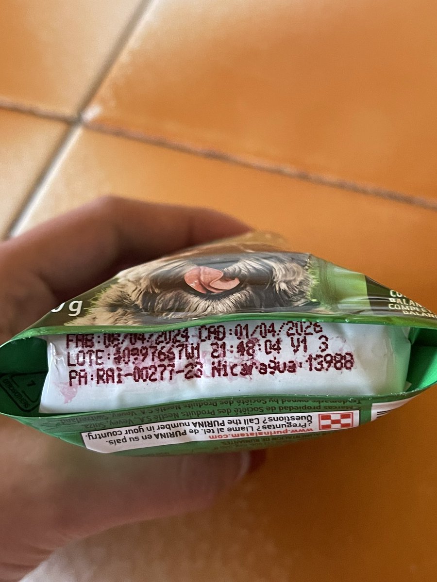 Edithsss30's tweet photo. @Purina_DogChow @PurinaMX @Purina Compré muchos sobres de su marca y hoy me encontré con este sobre así de inflado, nunca lo abrí, tiene buena fecha de caducidad y estaba bien almacenado. Me gustaría una solución ya que ponen en peligro la salud de nuestras mascotas. Gracias. https://t.co/sO0yEd3FU1