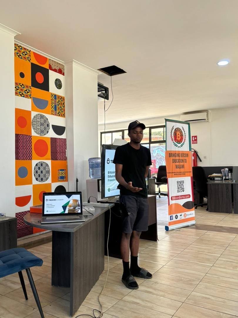 BitcoinBoma's tweet photo. 2nd session of “ Learn to use Bitcoin with Trezor academy” took place today at MHUB. 

Topic: How to use Bitcoin 

@Ianfost did some revision of our last week’s topic: History of money and ‘Why Bitcoin’ is the hardest money ever invented.

Credit: @JosefTetek #TrezorAcademy https://t.co/Blr5X5Bfwp