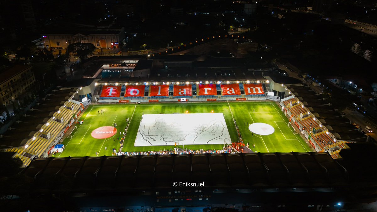 As a lover of Art, I had to go out for this one! Breaking a world record is one thing, setting a world record of 1000sqm of canvas covered with drawing is a whole new level. 

Congratulations my bro! Nigeria is proud of you.