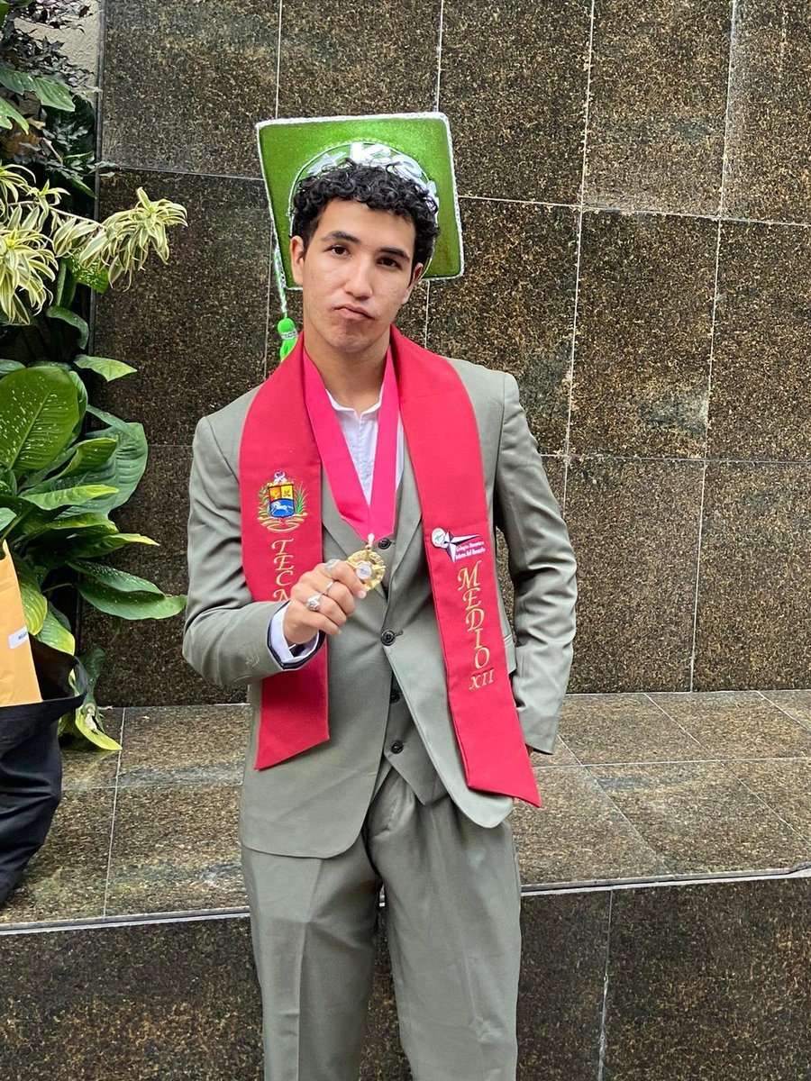 probably_key's tweet photo. el verdesito realmente es mi color 🎓 https://t.co/IvMNpJCOFu