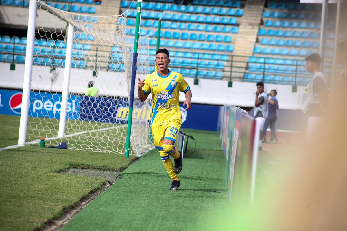 DvoRayoZuliano's tweet photo. ¡𝗚𝗢𝗢𝗢𝗟𝗟𝗟! 38’
Asociándose con Andrés Montero, tras una jugada vertical, Gerardo Padrón queda mano a mano con el portero del @Caracas_FC y define frente al arco para poner el 0-1. ¡Golazo! 🔥
𝗖𝗖𝗦 0-1 𝗥𝗔𝗬
𝗝𝟮-𝗖𝗹𝗮𝘂𝘀𝘂𝗿𝗮🏆
#DaleRayo
#LigaFUTVEBancoDeVenezuela https://t.co/Gr9rxbBXry