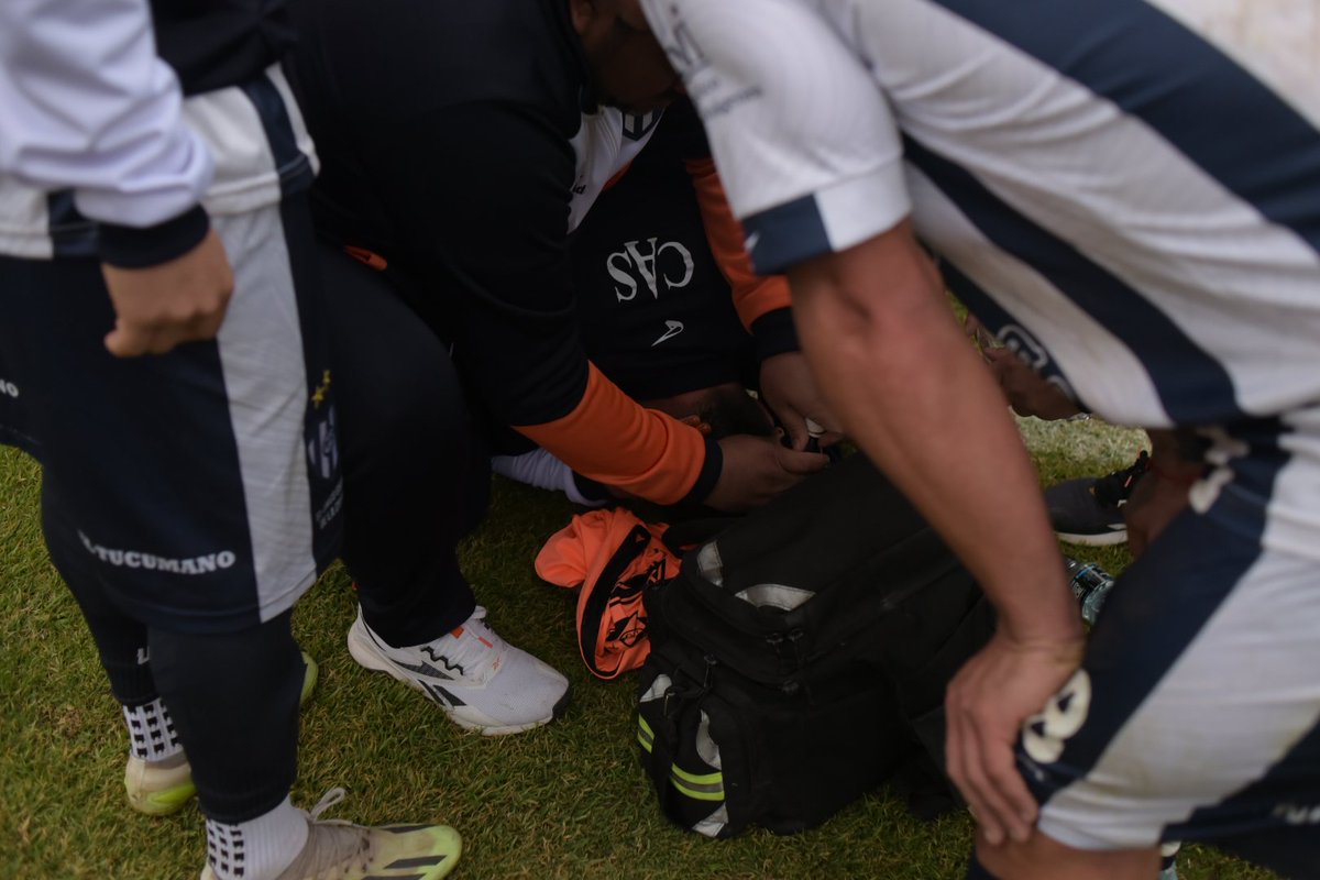 Los jugadores de Sarmiento LB Le hecharon pervinox en la cabeza para que parezca sangre.