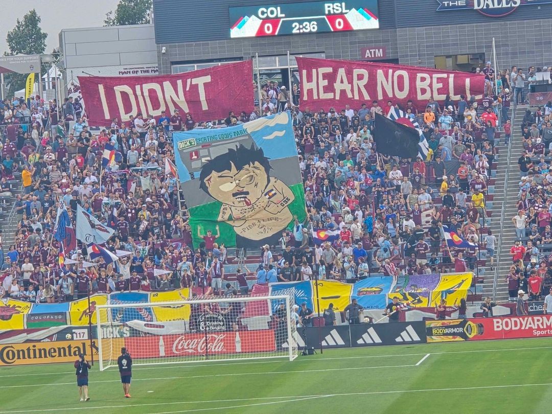 Barras_LATAM's tweet photo. 🇺🇲 Tifo de Randy Marsh de South Park por parte de la gente de Colorado Rapids en el partido vs Real Salt Lake https://t.co/59fi0JqNbB