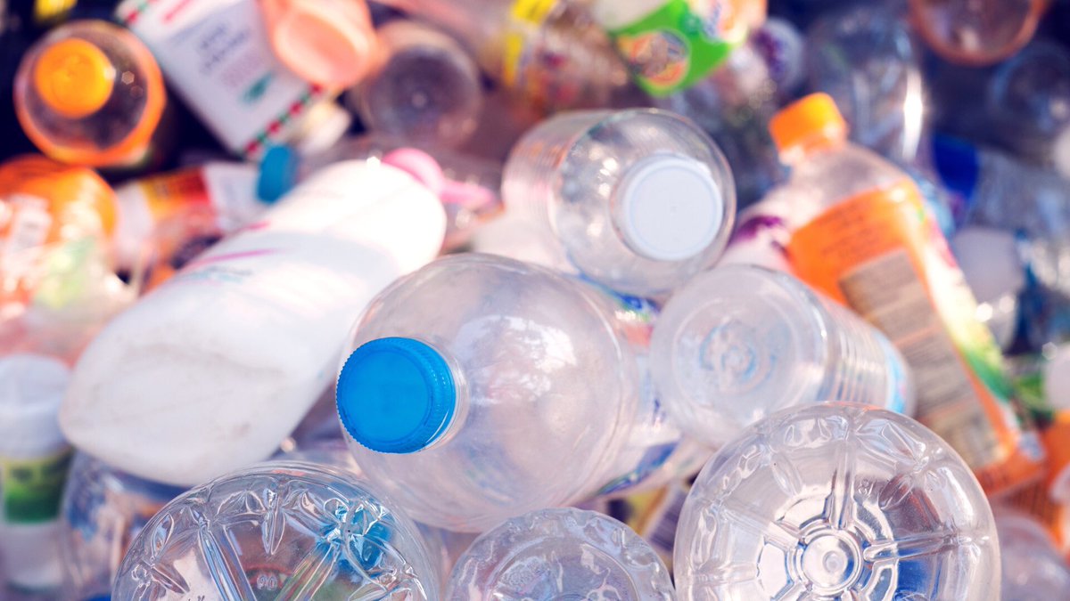 stiripesurse_ro's tweet photo. PET-urile, noul aur al săracilor: 'Între 5.000 şi 6.000 de români pun o pâine pe masă datorită sistemului de garanţie-returnare'
https://t.co/22sg9myfnN
#returo https://t.co/9OPdcpdeFI