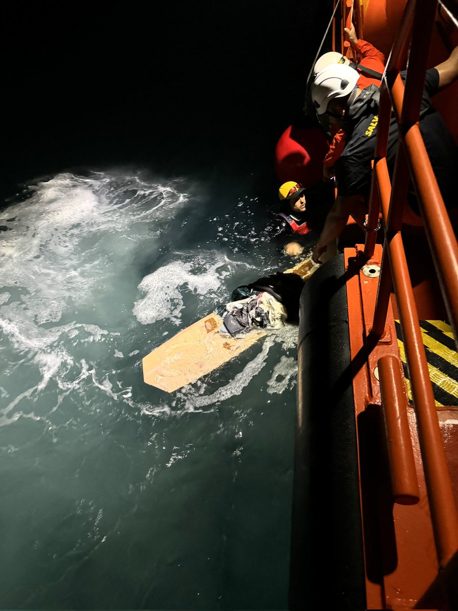 Algunas emergencias que solucionamos de noche... empiezan mucho antes.
Mar y windsurf son buena pareja; pero si sumas noche... el trío pasa de malo a muy, muy peligroso.
Rescates como el de la imagen nos llenan de alegría...
Al Mar y A La Noche Todos Los Respetos!!!
#Sálvate
