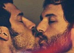 ويلي ع عض شفة الي في بالي