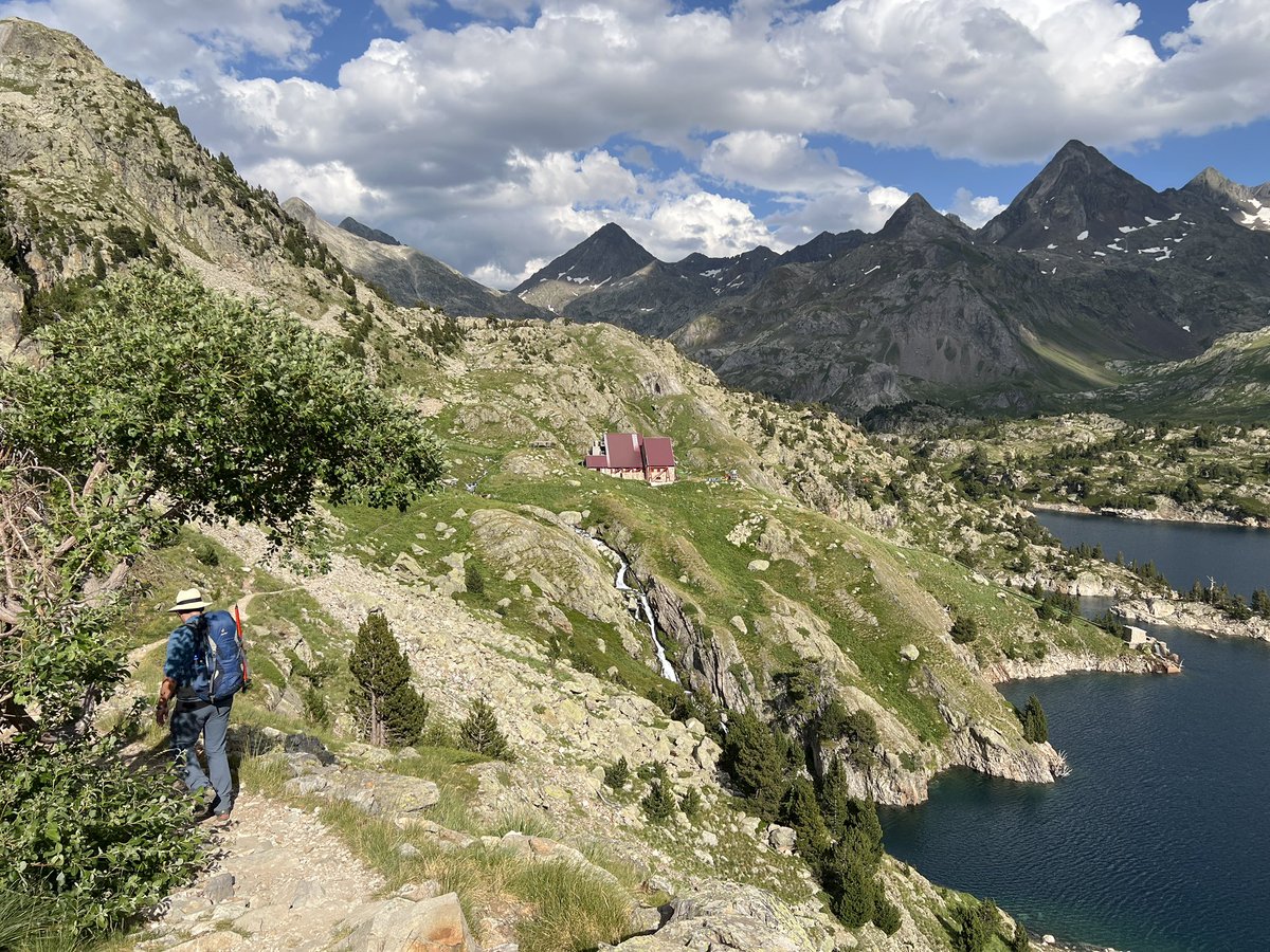 joanmorabosch's tweet photo. Ahir, el Gran Facha (3005m) des del refugi de Respomuso (19,71km +1049m -1752m) on havíem pujat des de l’aparcament de la Sarra, la tarda de divendres (7,95km +735m). Esforç i superació assolit en excel·lent companyia. #QuinPais #lagranfacha https://t.co/anj7czgOv4