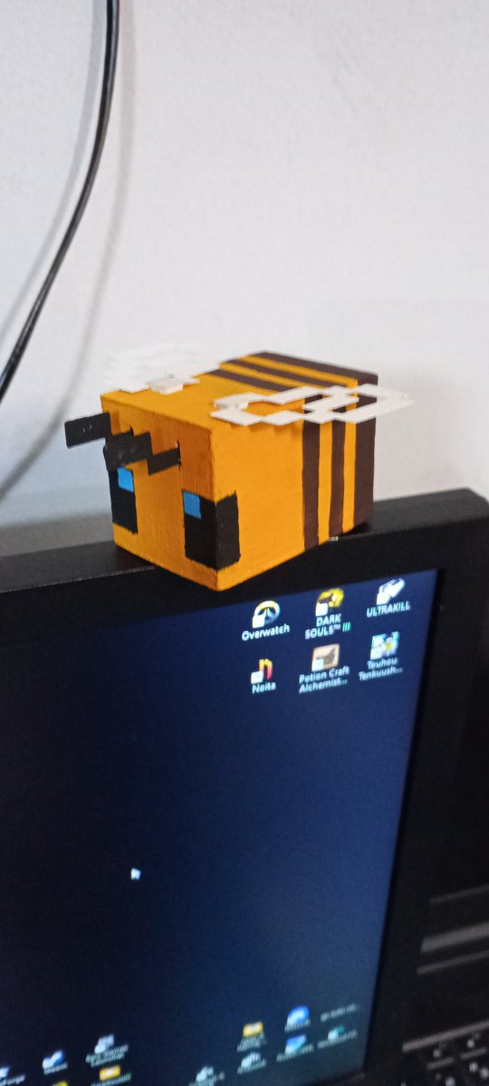 I MADE A LITTLE BEE TO SIT ON MY MONITOR!!1!