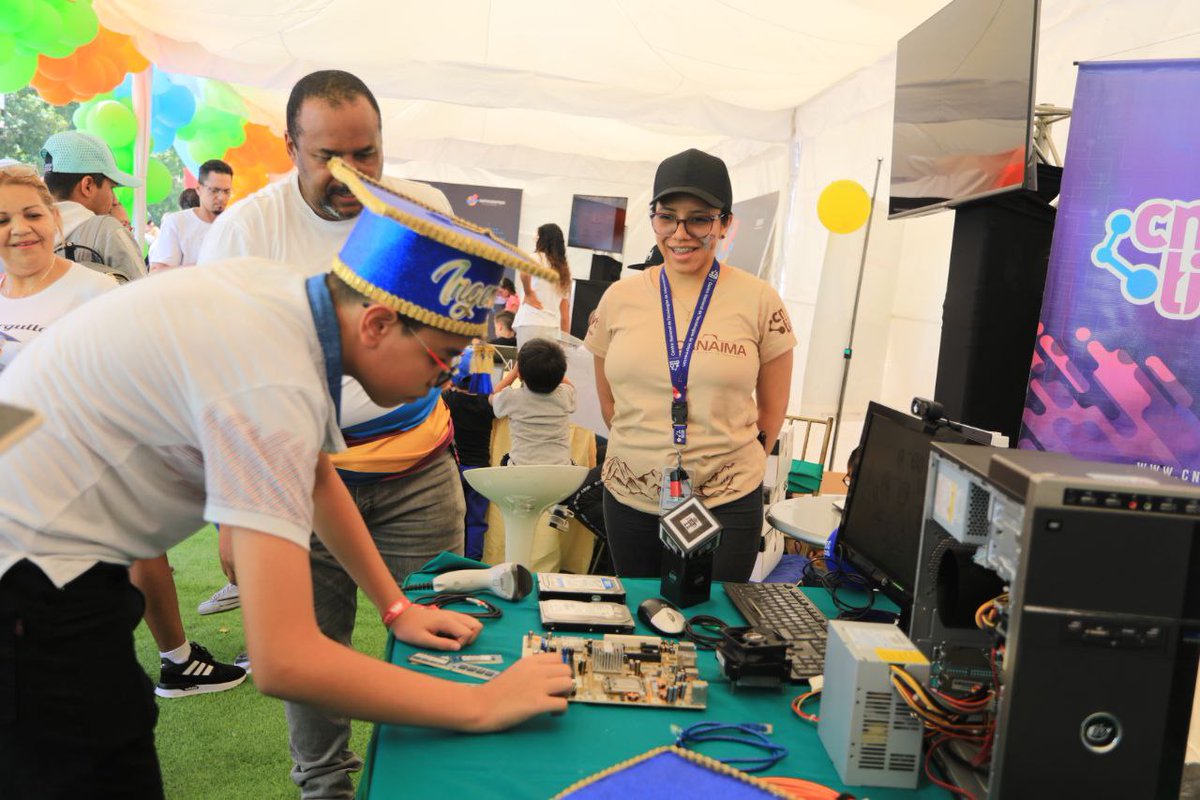 Mincyt_VE's tweet photo. #Entérate | Mincyt muestra el maravilloso mundo de las ciencias a niños y niñas en su día 🧪👦👧.

Los infantes se divirtieron en el área de experimentos durante un evento realizado en la avenida Bolívar. 

Más detalles en ➡️ https://t.co/GNJaSoap7T

#VenezuelaEsCalidad https://t.co/ZOrbPxxvA0