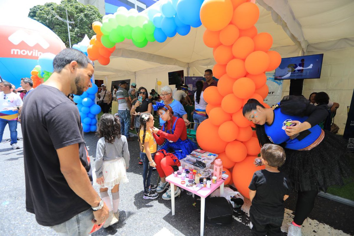 Mincyt_VE's tweet photo. #Entérate | Mincyt muestra el maravilloso mundo de las ciencias a niños y niñas en su día 🧪👦👧.

Los infantes se divirtieron en el área de experimentos durante un evento realizado en la avenida Bolívar. 

Más detalles en ➡️ https://t.co/GNJaSoap7T

#VenezuelaEsCalidad https://t.co/ZOrbPxxvA0