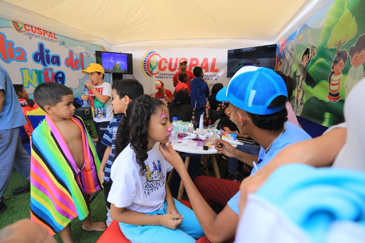 #Entérate | Mincyt muestra el maravilloso mundo de las ciencias a niños y niñas en su día 🧪👦👧.

Los infantes se divirtieron en el área de experimentos durante un evento realizado en la avenida Bolívar. 

Más detalles en ➡️ tinyurl.com/4mzhdyss

#VenezuelaEsCalidad