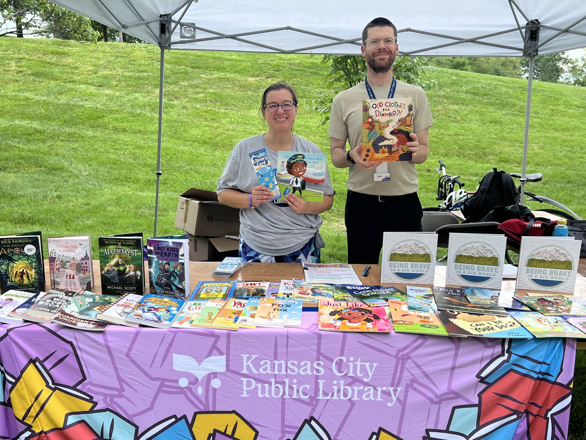 KCLibrary's tweet photo. Happening Now: The @nelson_atkins Lawn Party has local food trucks, lawn games and activities, live musical performances, AND Julia and Adam will give you a free book if you sign up for Summer Reading!
#kcSummerReads https://t.co/74jlO6MA1d