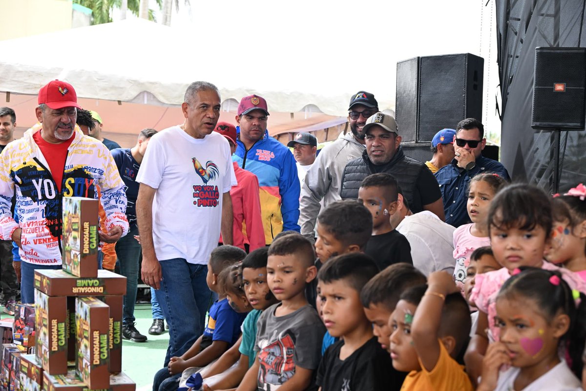 amarcanopsuv's tweet image. Nos vinimos con los niños y niñas de TUMEREMO a celebrar su día . 
Gracias Presidente @NicolasMaduro por  estos regalos que le brindan alegría a los más pequeños. Por ellos vamos a vencer y garantizarles una Patria Libre y Soberana .
