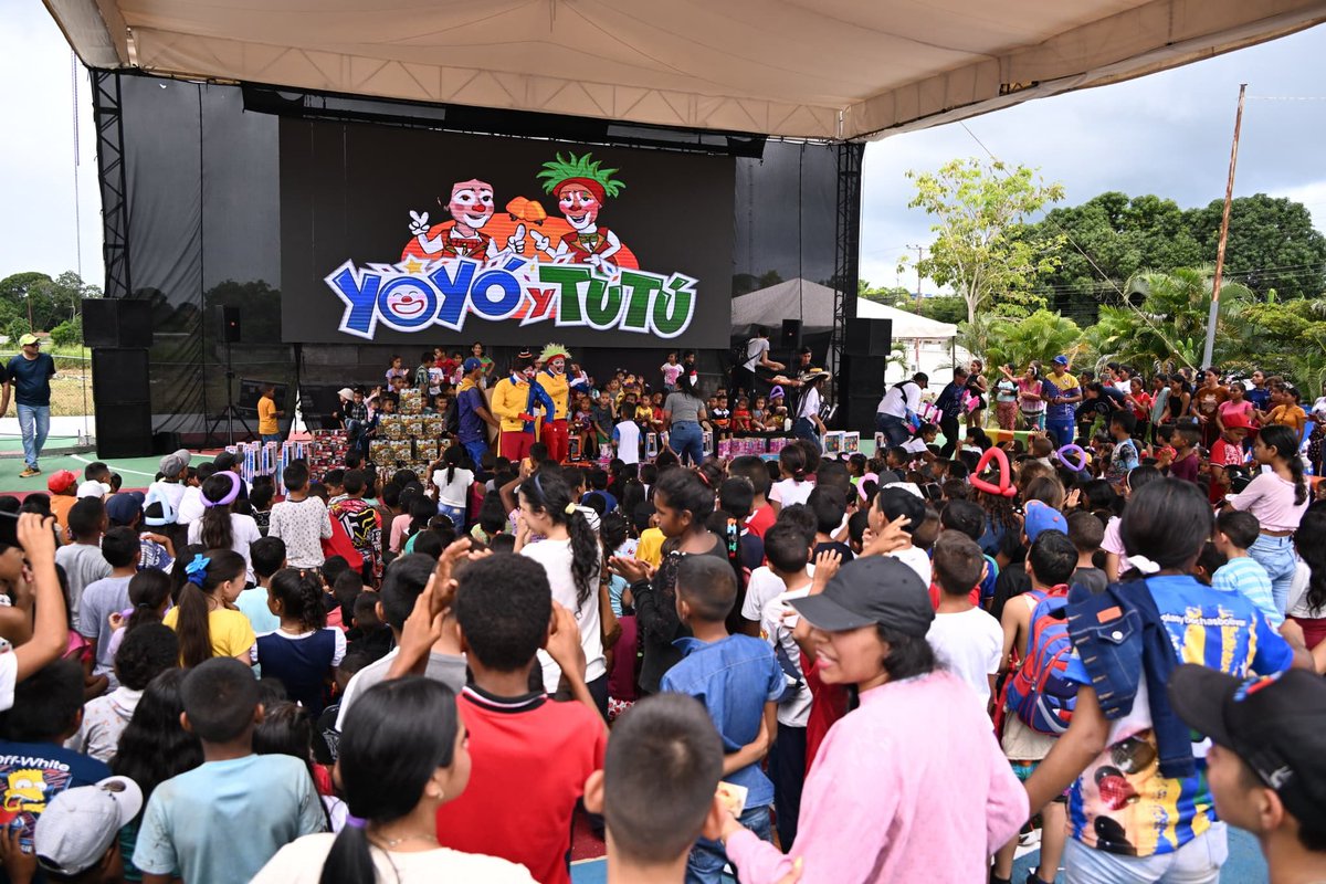 amarcanopsuv's tweet image. Nos vinimos con los niños y niñas de TUMEREMO a celebrar su día . 
Gracias Presidente @NicolasMaduro por  estos regalos que le brindan alegría a los más pequeños. Por ellos vamos a vencer y garantizarles una Patria Libre y Soberana .