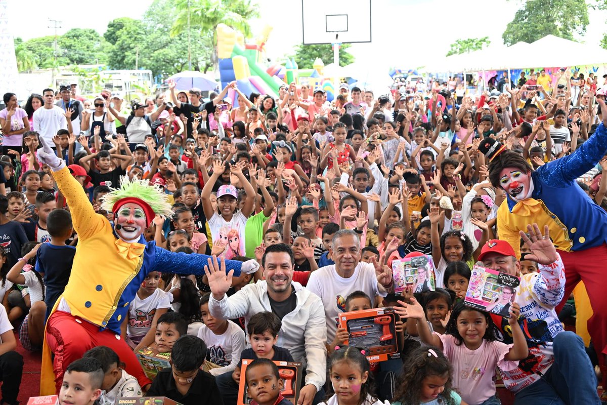 amarcanopsuv's tweet image. Nos vinimos con los niños y niñas de TUMEREMO a celebrar su día . 
Gracias Presidente @NicolasMaduro por  estos regalos que le brindan alegría a los más pequeños. Por ellos vamos a vencer y garantizarles una Patria Libre y Soberana .