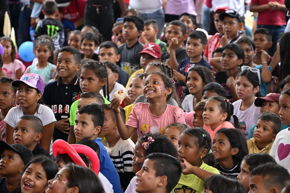 amarcanopsuv's tweet image. Nos vinimos con los niños y niñas de TUMEREMO a celebrar su día . 
Gracias Presidente @NicolasMaduro por  estos regalos que le brindan alegría a los más pequeños. Por ellos vamos a vencer y garantizarles una Patria Libre y Soberana .