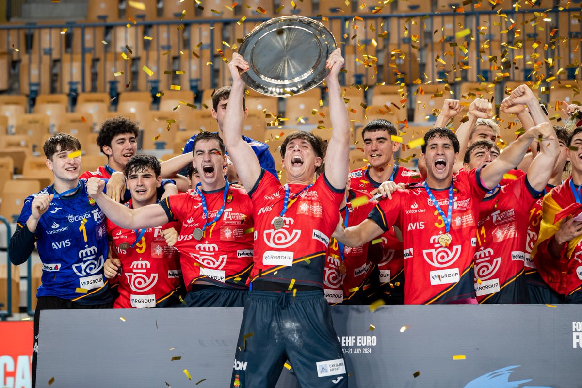 🥇 ¡Somos campeones de Europa! 

😍 Los #HispanosJunior alargan su idilio ganador y vuelven a colgarse el oro al cuello. ¡Qué generación!

📸 Slavko Kolar / Rokometna zveza Slovenije

#Balonmano #FollowTheFuture