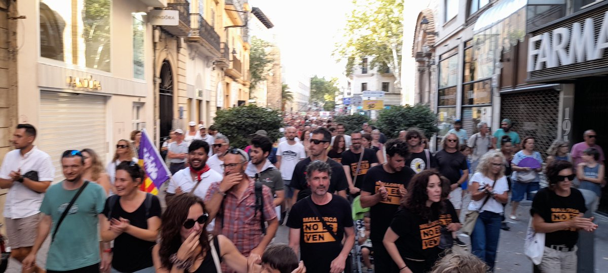 Avui ha estat un gran dia

#CanviemElRumb  perquè #MallorcaNoEsVen 

Seguim!