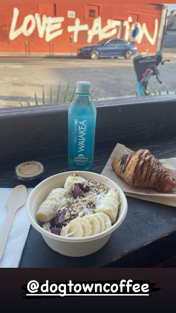 Dogtowncoffee's tweet image. Kickstart your Monday with a refreshing and nutritious #acaibowl and a delicious croissant from #DogtownCoffee! 🌊🍓🥐 Packed with organic acai, fresh fruits, granola, and buttery goodness, it's the perfect way to fuel your day. 

Thanks @__mario_deluca for the capture!
