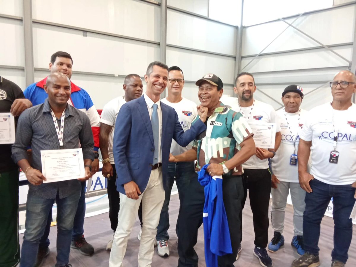 Pandeportes's tweet image. El Director General designado de Pandeportes, Miguel Ordoñez, participó de la jornada de finales en el Campeonato Nacional Interclubes U19 organizado por la @fedebop

Durante la actividad, se reconocieron a entrenadores y figuras del boxeo, que han dado muchas glorias al país.