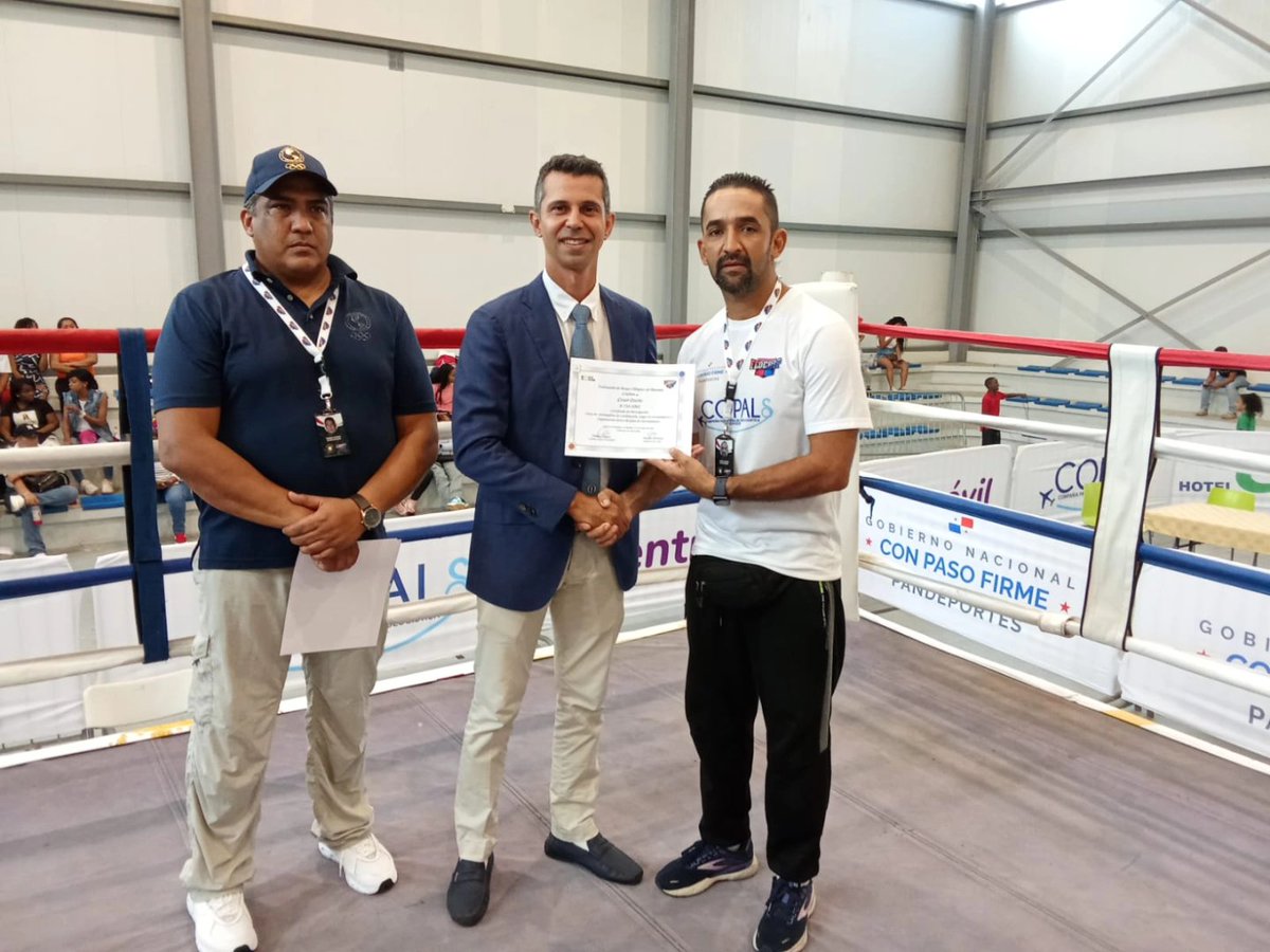 Pandeportes's tweet image. El Director General designado de Pandeportes, Miguel Ordoñez, participó de la jornada de finales en el Campeonato Nacional Interclubes U19 organizado por la @fedebop

Durante la actividad, se reconocieron a entrenadores y figuras del boxeo, que han dado muchas glorias al país.