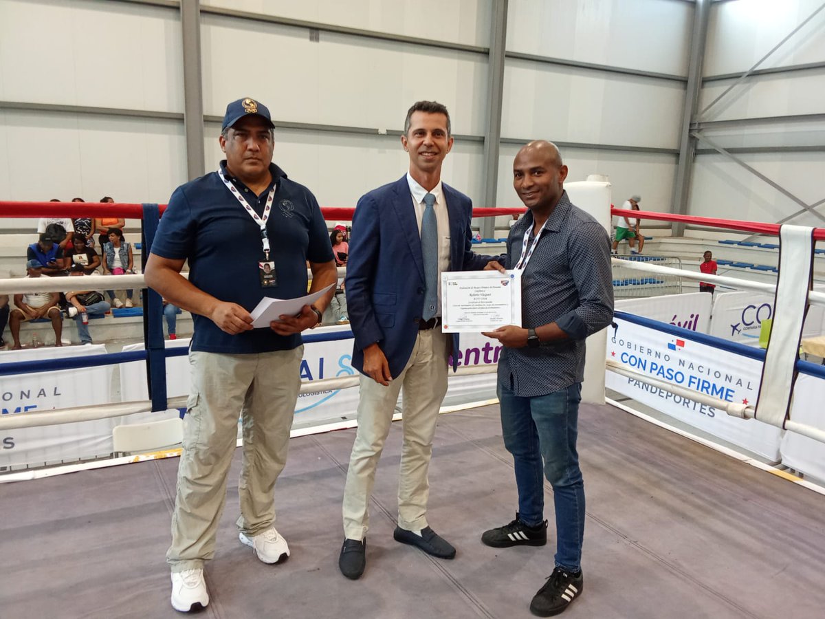 Pandeportes's tweet image. El Director General designado de Pandeportes, Miguel Ordoñez, participó de la jornada de finales en el Campeonato Nacional Interclubes U19 organizado por la @fedebop

Durante la actividad, se reconocieron a entrenadores y figuras del boxeo, que han dado muchas glorias al país.
