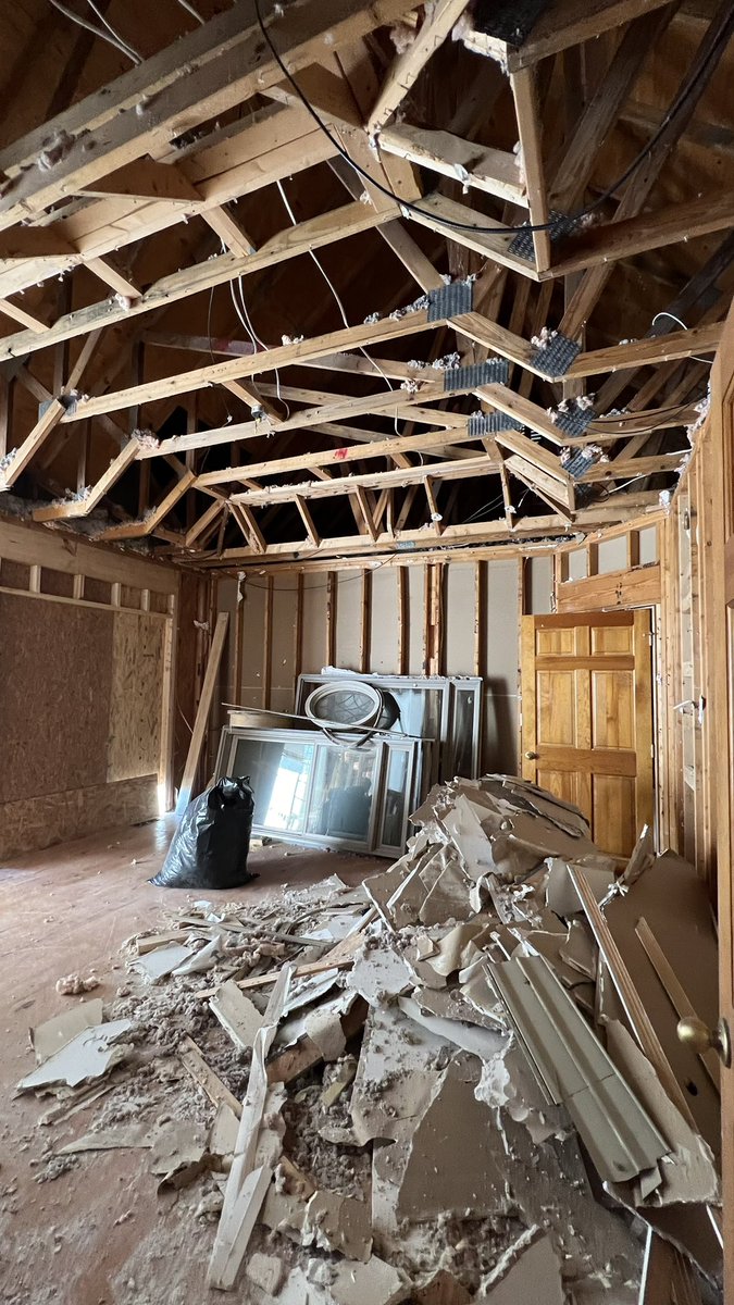 curly_tea's tweet photo. Doing some Reno on our Lakehouse property…inside and out. Thought it would be fun to follow the progress. Here’s the Master Bed &amp; Bath July 1, 2024. I’ll post updates to these soon. See other rooms and exterior post, too. #LakeHouse #Renovations https://t.co/GH3UwTyveX