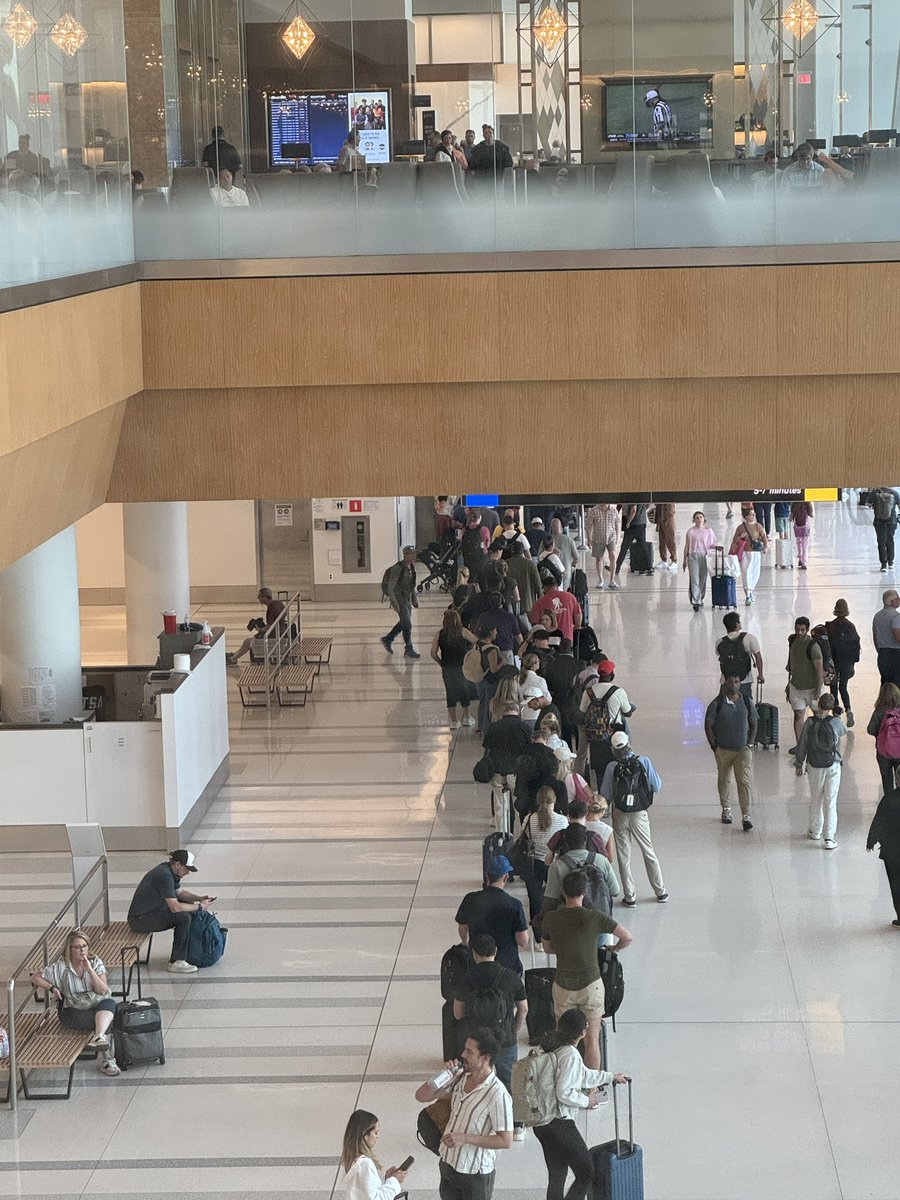 LuisLockhart7's tweet photo. @Delta Delta Mess at LGA - Skyclub lines insane… going back to almost TSA 🛏️🛏️🛏️ https://t.co/L8O17iaAhy