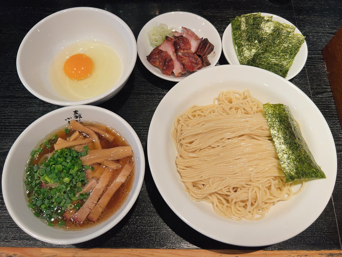 yazoo_226's tweet photo. 支那ソバ 小むろ@行徳
つけソバ(醤油)＋生玉子＋海苔5枚＋刻みチャーシュー

ランチは此方へ。

醤油の香りや出汁の旨味と共に仄かな酸味が滲むつけ汁にしなやかな自家製麺を潜らせて啜る醤油つけはやはり激ウマ。
トッピングや卓上アイテムも色々駆使すれば楽しみ方は無限大♪
 
ごちそうさまでした！ https://t.co/2pmoBYjSbq