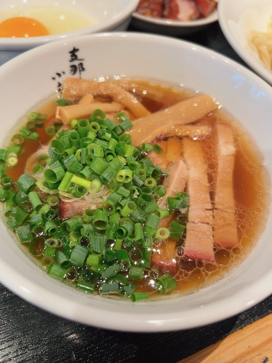 yazoo_226's tweet photo. 支那ソバ 小むろ@行徳
つけソバ(醤油)＋生玉子＋海苔5枚＋刻みチャーシュー

ランチは此方へ。

醤油の香りや出汁の旨味と共に仄かな酸味が滲むつけ汁にしなやかな自家製麺を潜らせて啜る醤油つけはやはり激ウマ。
トッピングや卓上アイテムも色々駆使すれば楽しみ方は無限大♪
 
ごちそうさまでした！ https://t.co/2pmoBYjSbq