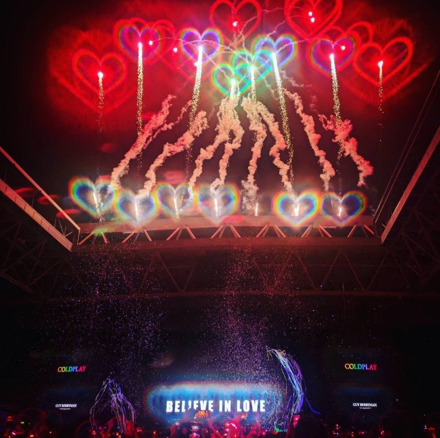coldplayxtra's tweet photo. Believe in Love ❤️ #Moongoggles
📸 @whathobertie • #ColdplayDusseldorf https://t.co/4F2vNBbgJl