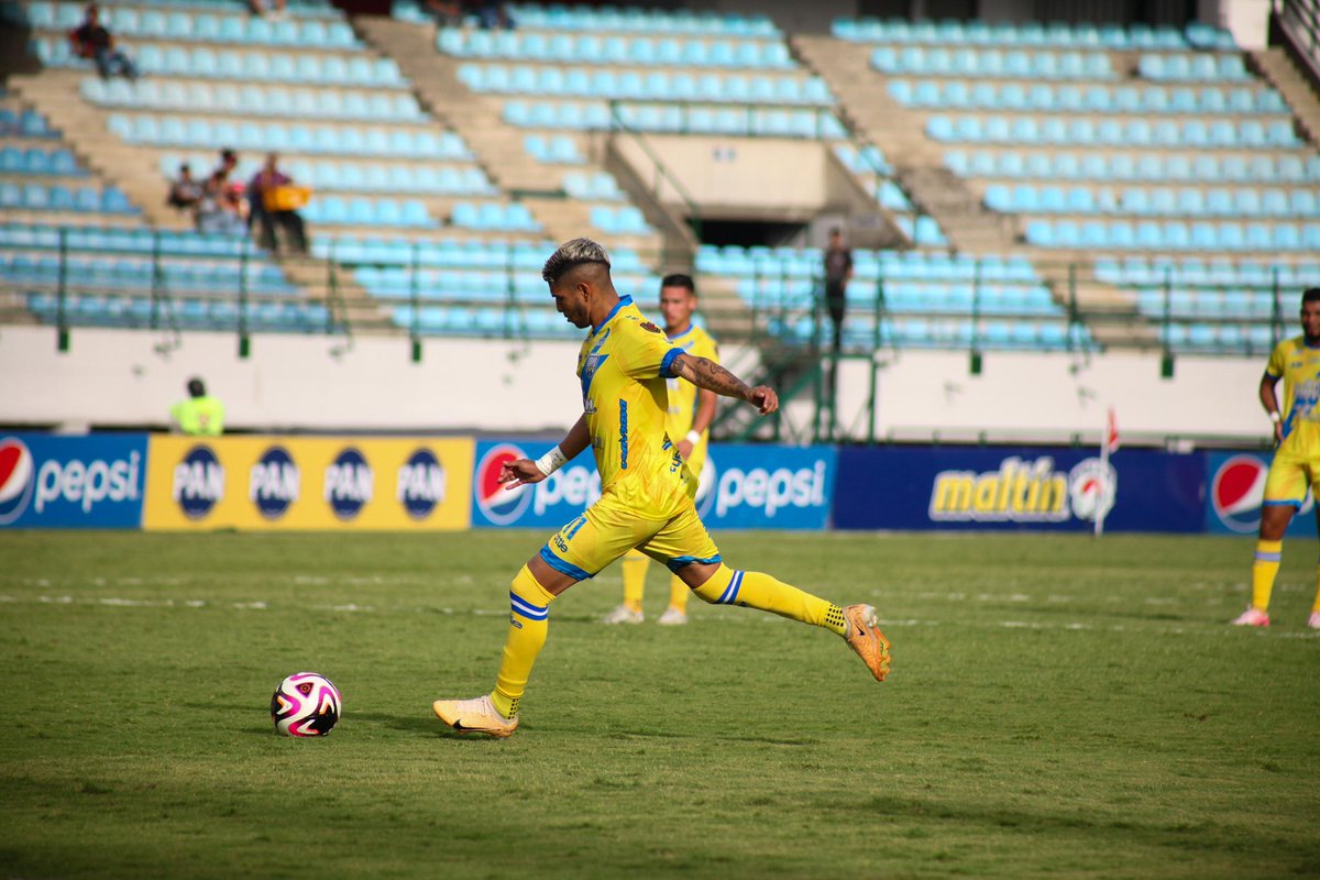 DvoRayoZuliano's tweet photo. ¡𝗚𝗢𝗢𝗢𝗟𝗟𝗟! Andrés Montero 55’
Montero la envía al arco con disparo de pelota parada poniendo el 0-2 por la jornada 2 del Clausura @LigaFUTVE
¡Su primer tanto con la camiseta de 𝙍𝘼𝙔𝙊!
𝗖𝗖𝗦 0-2 𝗥𝗔𝗬
𝗝𝟮-𝗖𝗹𝗮𝘂𝘀𝘂𝗿𝗮🏆
#DaleRayo ⚡️
#LigaFUTVEBancoDeVenezuela https://t.co/djiU0fDOwl