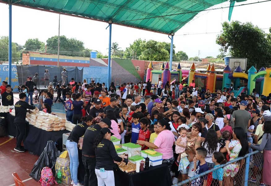 RafaelMaracay21's tweet photo. Los niños y niñas de Girardot disfrutan de las diversas actividades organizadas en las diferentes parroquias de nuestro municipio, en este día donde celebramos con mucha alegría y amor a los más pequeños y pequeñas de la casa. 

@NicolasMaduro
@Soykarinacarpio 

#Maracay https://t.co/uy1iZvcS7A