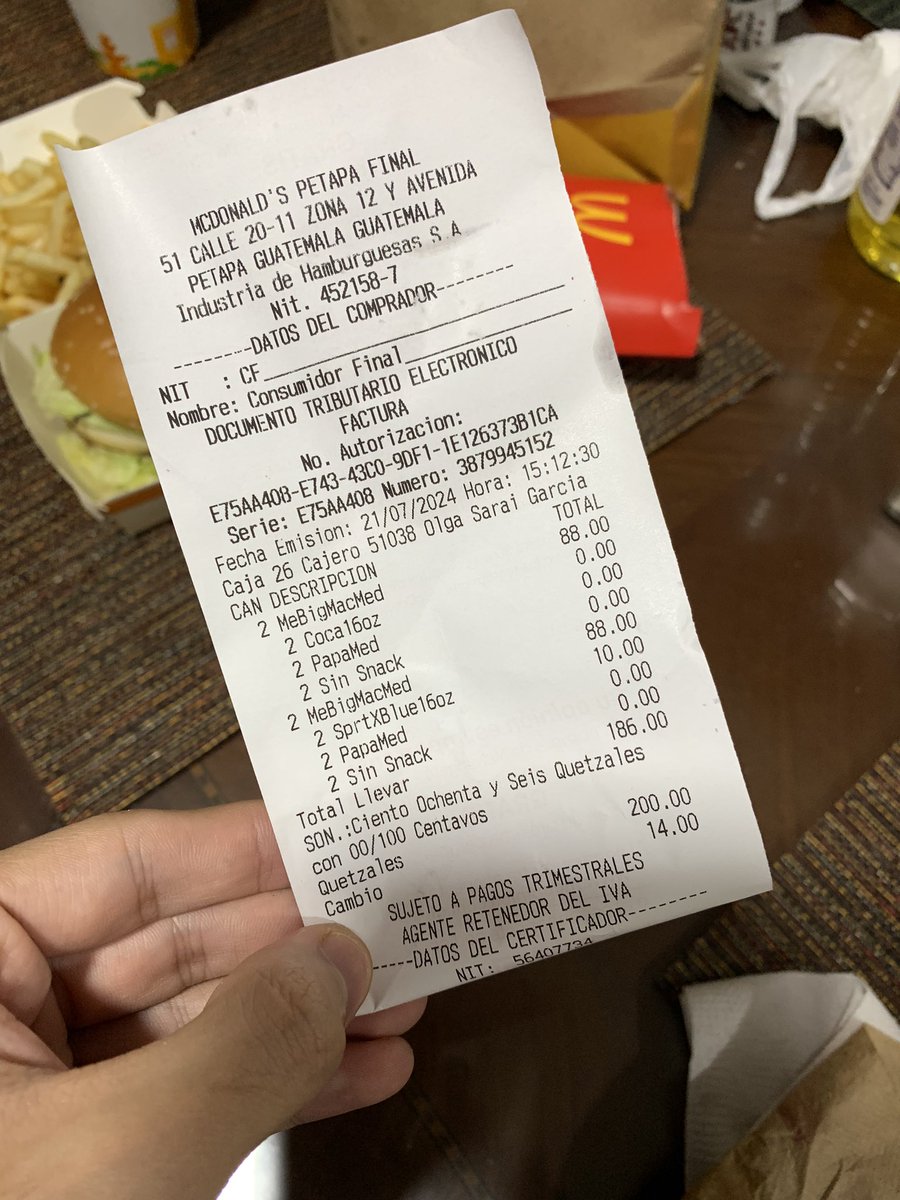 cermenoabc's tweet photo. Acabamos de comprar Mc donalds y le salió un gusano cerote a una de las hamburguesas    ? https://t.co/MFDBcHm8z4