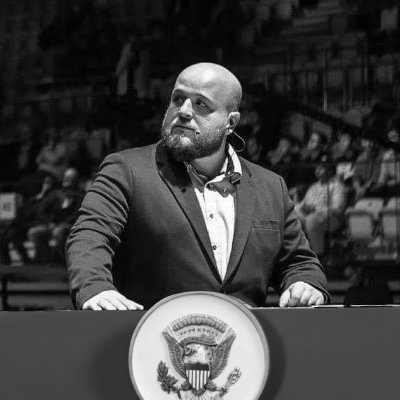 ProfesorPingwin's tweet image. Andrew Herring - właśnie to nazwisko wzbudza największe nadzieje wśród Demokratów i jest wymienianie jako najpoważniejszy kandydat na wiceprezydenta u boku Kamali Harris.

Dynamiczny 37-latek, weteran wojny w Afganistanie: głównodowodzący akcją Wojenny Młot, filantrop,…