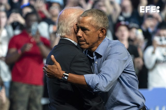 EFEnoticias's tweet photo. El expresidente de Estados Unidos Barack Obama pide al Partido Demócrata nominar a un “candidato extraordinario” para las elecciones de noviembre y evita respaldar a la vicepresidenta, Kamala Harris, como futura candidata. https://t.co/xY3KJ7u18b https://t.co/cZ5plHLrBq