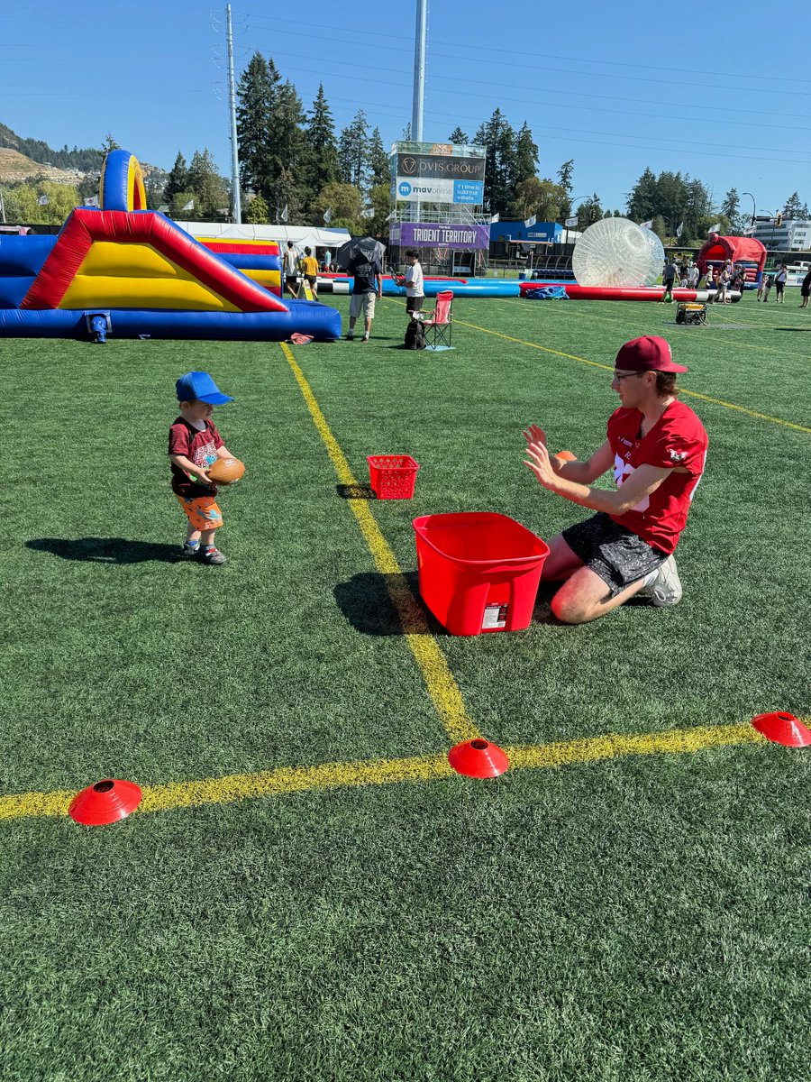 Thank you to @vicsuperheroes for a great family fun event yesterday. And thank you to our Rebels players who were not travelling with the team for volunteering their time for a SUPER great organization and the community 🙏 

#communityevent #football #langford