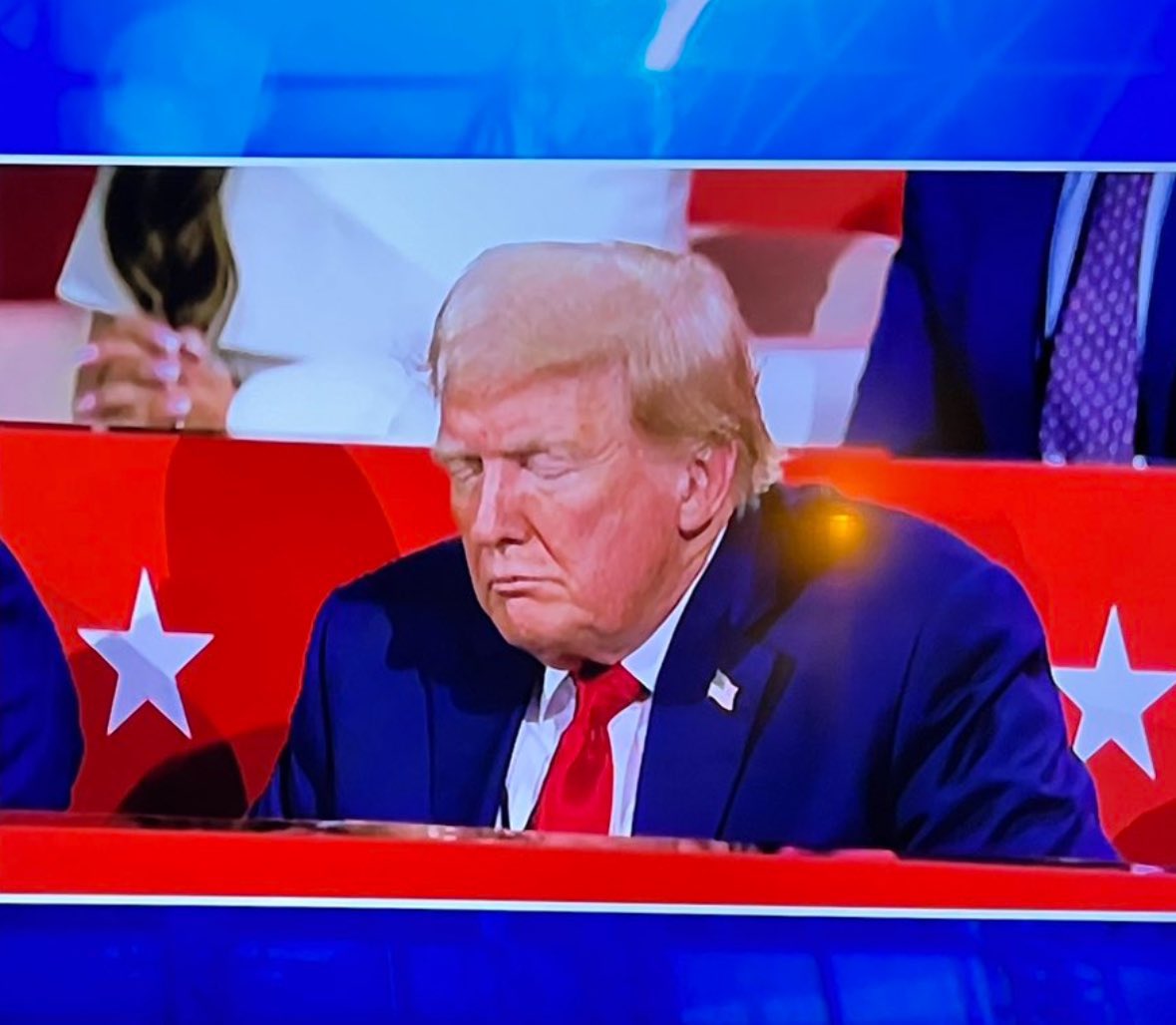 acnewsitics's tweet image. Damn, Trump is old af!