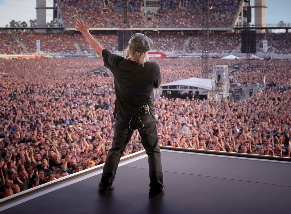 Bratislava we salute you! #POWERUPTOUR ⚡️📷 <a href="/ChristieGoodwin/">Christie Goodwin</a>