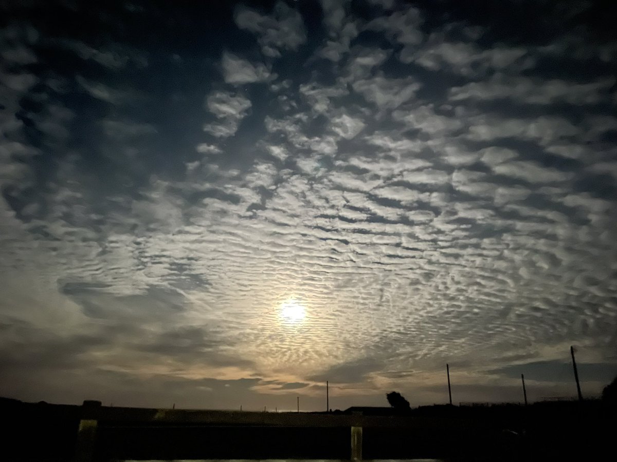 deisespud's tweet photo. @JeffOvers View at same time last night from  #Waterford #Ireland 3,604.7 km away https://t.co/QeEX7fyMdV
