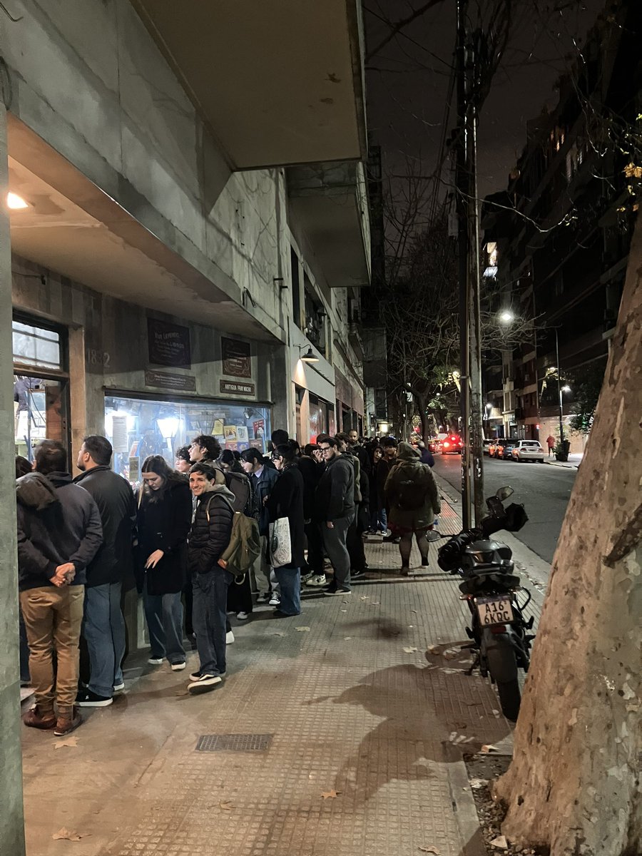 Media cuadra de fila para entrar a la librería Vive Leyendo (Antigua Fray Mocho). ¿Se reactivó el consumo? No, la librería cierra y liquida el stock. Hay una Buenos Aires que aún lee libros, solo que no tiene presupuesto para comprarlos.